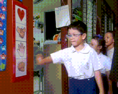 Học sinh hứng thú với màn chào hỏi giáo viên độc đáo