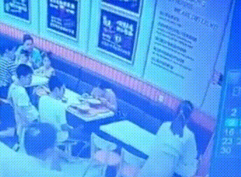 Video: Kinh hoàng thai phụ tạt đồ ăn nóng vào em bé vì làm ồn