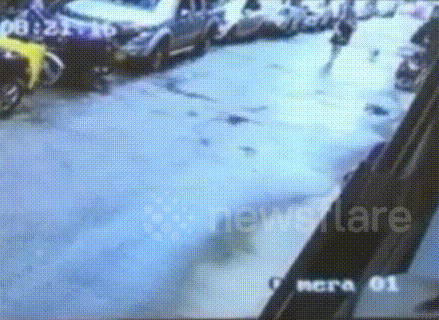 Người phụ nữ thoát chết gang tấc khi bức tường đổ sập