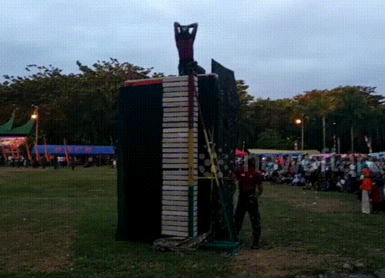 Người đàn ông dùng cùi chỏ làm gãy đôi khối bê tông 3 m