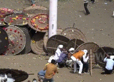 Lễ hội ném đá vào nhau đến đổ máu để... cầu phúc