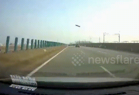 Capo xe bị gió cuốn, cắm thẳng vào kính xe sau