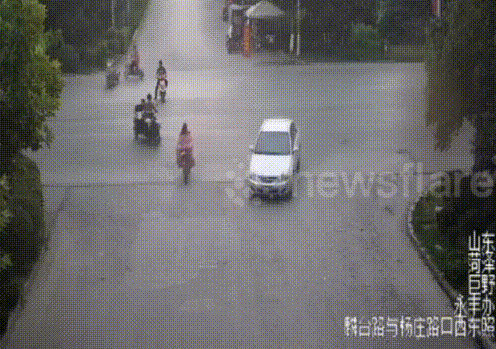 Dân đào cứu phụ nữ bị xe chở cát đè trúng