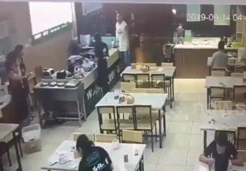 Tài xế say xỉn, phóng thẳng xe vào nhà hàng