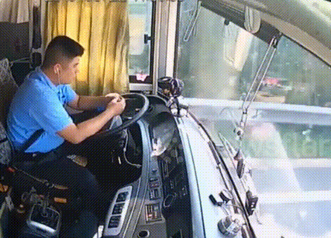 Quay bút khi lái xe, tài xế gây tai nạn nghiêm trọng