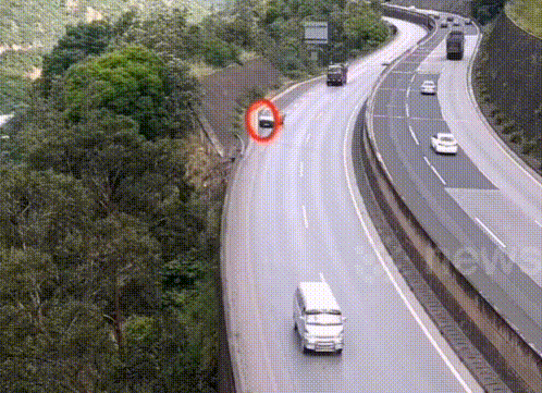 Xe tải leo tường, đâm thẳng xuống vực sâu hơn 80m