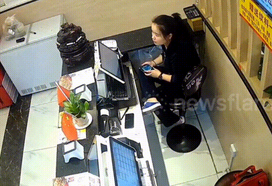 Đạp nhầm chân ga, tài xế cho xe lao thẳng vào nhà hàng