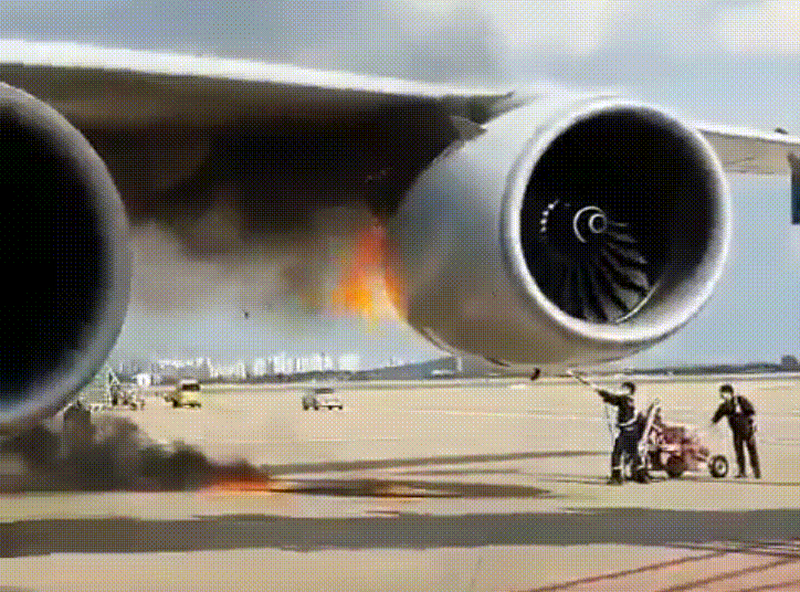 Động cơ máy bay bỗng nhiên bốc cháy khi đang tiếp nhiên liệu