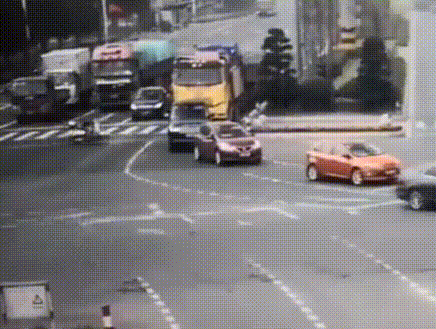 Video: Vượt đèn đỏ, xe máy bị xe tải kéo lê một đoạn dài