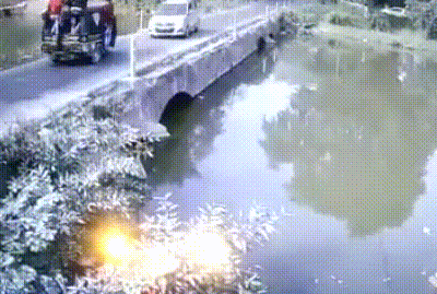 Hồi hộp giải cứu bé năm tháng tuổi sau khi xe lao xuống sông