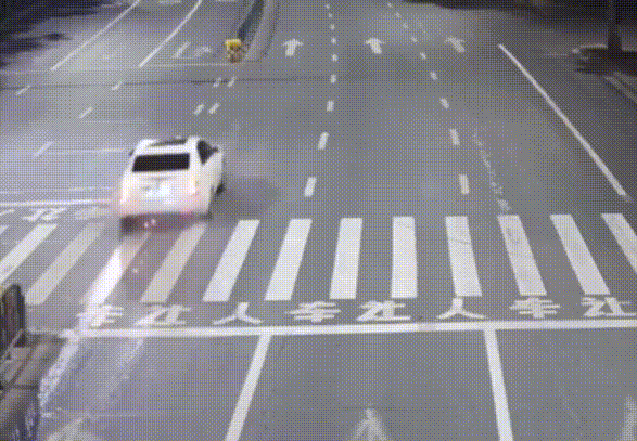 Xe hơi tóe lửa vệt dài sau khi đâm vào con lươn