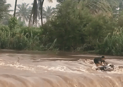 Xe máy bị cuốn trôi vì cố vượt qua dòng nước dữ