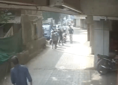 Bé 2 tuổi may mắn thoát chết dù rơi từ tầng 3