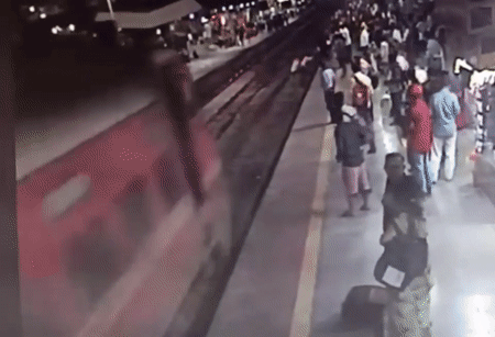 Nhân viên nhà ga cứu người khỏi bị tàu đâm trong gang tấc