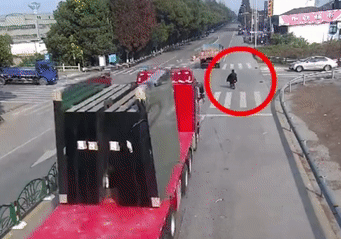 Sống sót kỳ diệu sau khi bị một đống kính đổ lên người