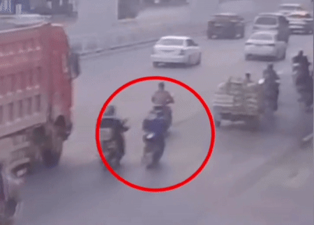 Lanh trí, thanh niên thoát bị xe tải cán chết