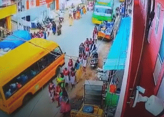 Kinh hoàng xe buýt lao vào đám đông học sinh