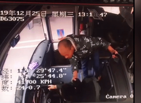 Hành hung tài xế xe buýt vì không xin được việc làm