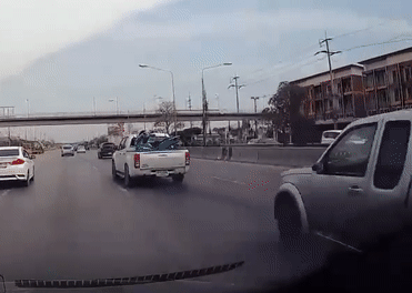 Xe bán tải lật tung, hành khách văng ra khỏi xe