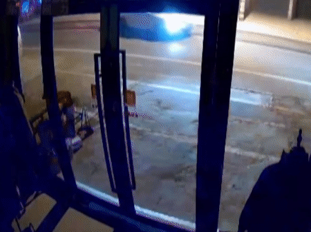 Say xỉn, mang hung khí đến cửa hàng của bạn để gây sự