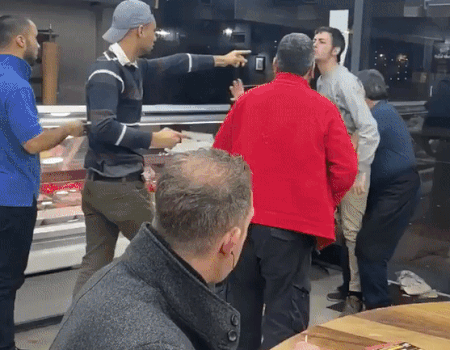 Gây sốt mạng khi vừa bình thản ngồi ăn vừa ngó ẩu đả