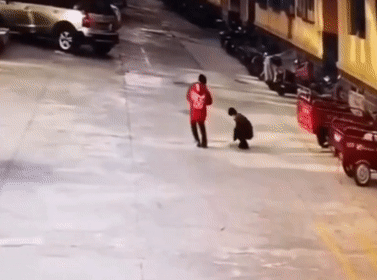 Nghịch dại, bé 8 tuổi bị pháo thổi tung lên trời