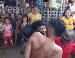 Chết cười với cuộc thi gắp xu bằng miệng