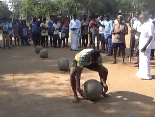 Đàn ông từ 18 đến 60 trong làng nô nức thi vác đá