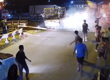 Căng thẳng cứu xe mắc kẹt đường ray khỏi đoàn tàu đang lao tới