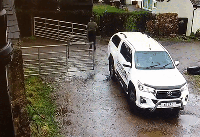 Hài hước cô gái vật lộn với gió để đóng cổng nhà 