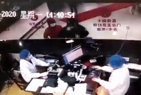 Bệnh nhân Vũ Hán ho vào nhân viên y tế vì không lấy được thuốc