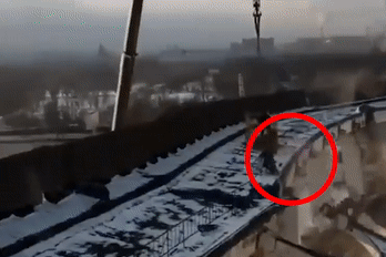 Người đàn ông cố trốn thoát khi phòng hòa nhạc đổ sập