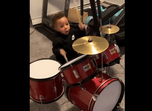 Xem bé 2 tuổi chơi trống đầy phấn khích