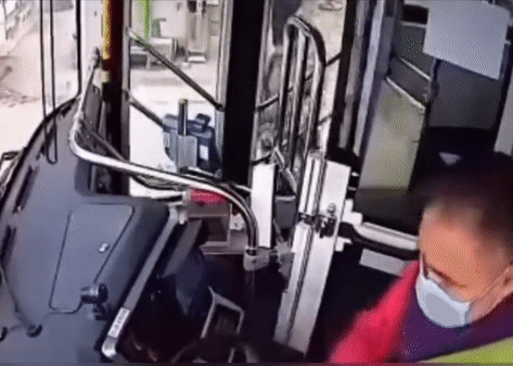 Cụ bà bỏ đi khi bị tài xế xe buýt đo thân nhiệt