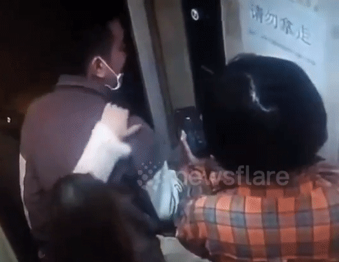 Bị bắt giam vì bôi nước bọt lên nút thang máy