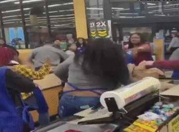 Hàng hóa bay vèo vèo sau khi thu ngân cãi lộn với khách hàng