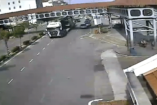 Xe tải kéo sập cầu vượt 45 năm tuổi