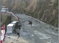 Mưa lớn, làm sập đường đèo ở Ấn Độ