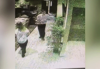 Bồi bàn trượt té, 4 đĩa thức ăn vẫn y nguyên