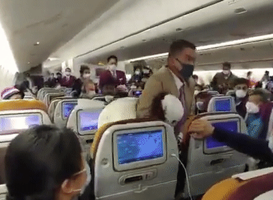 Sốt ruột vì công tác kiểm dịch, hành khách quậy trên máy bay