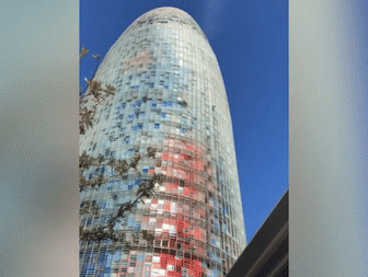 'Người nhện Pháp' tay không leo tòa nhà 145 m trong 25 phút