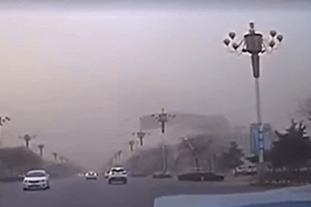 Gió lốc cuốn mái tôn làm hư nhiều xe đang đi trên đường