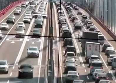 Cầu bỗng dưng rung lắc khi gặp gió mạnh