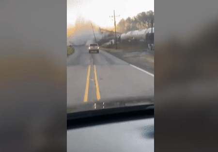 Tàu chở hóa chất trật bánh trên đường