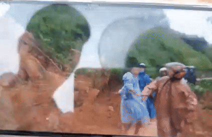 Kinh hãi cảnh sạt lở, nhiều người thoát chết trong gang tấc