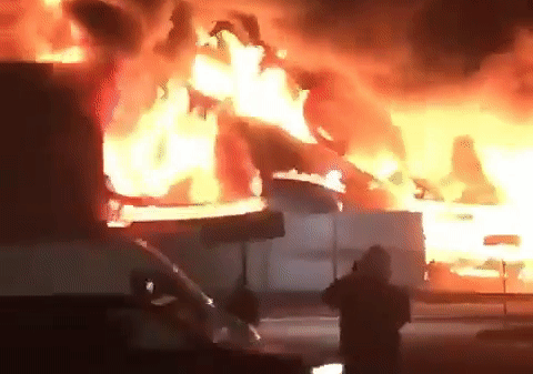 Lửa bao trùm một trung tâm mua sắm lớn của Nga