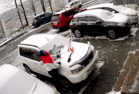 Bê tông 2 tấn suýt rơi trúng người đàn ông