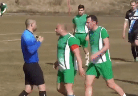 Trận đấu bị hủy vì cầu thủ tát thẳng mặt trọng tài