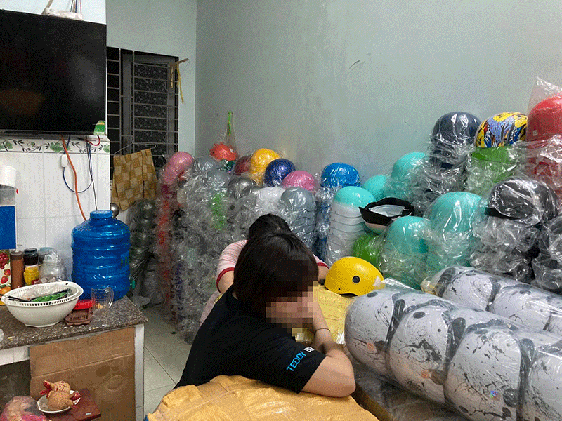 1 cửa hàng bán nón bảo hiểm giả bị phạt 45 triệu đồng ảnh 1 Công an khởi tố hình sự vụ sản xuất, buôn bán nón Sơn giả