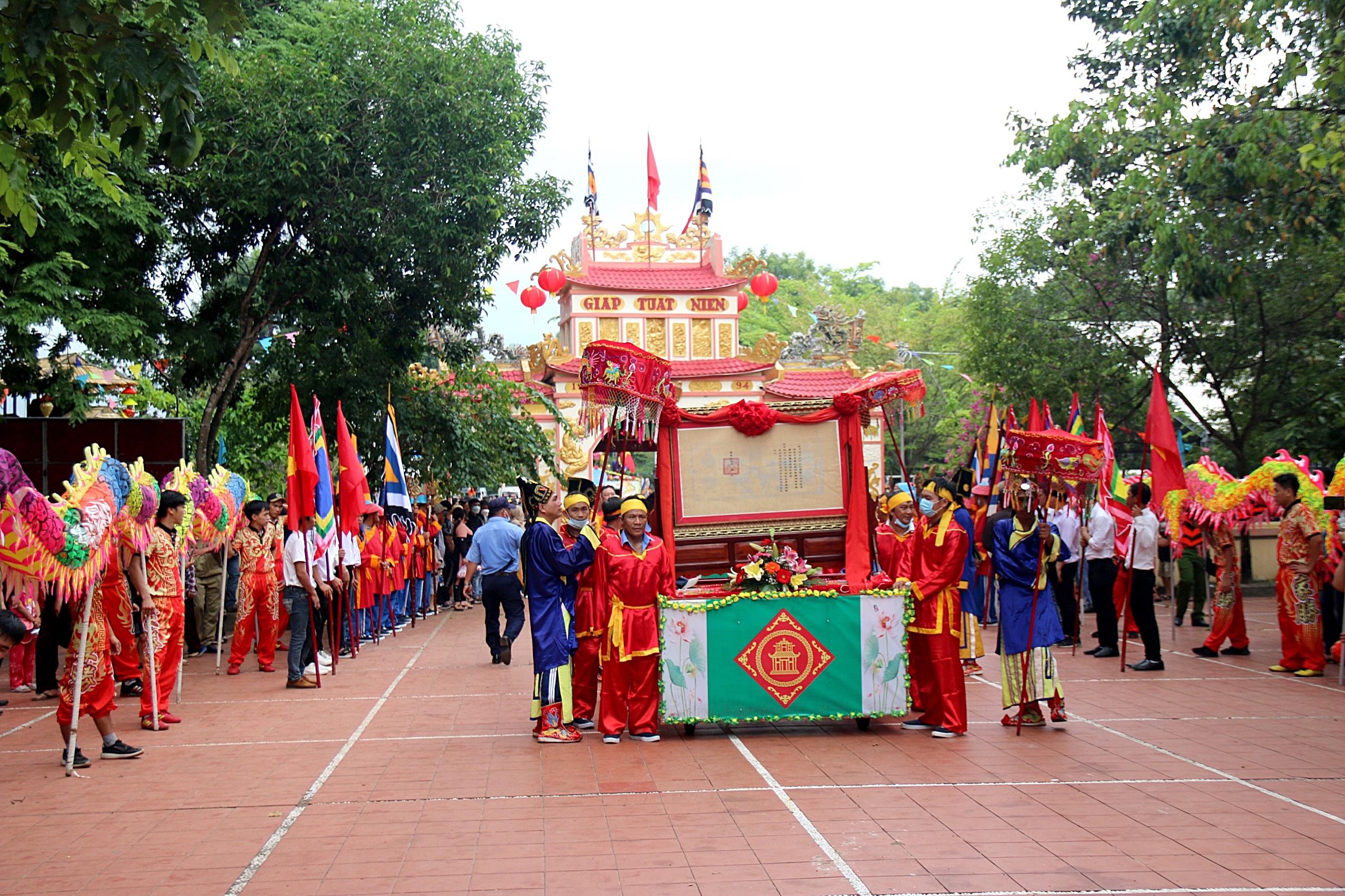 Rước sắc phong vua Thành Thái minh oan cho Thầy - Thím, đôi vợ chồng bảo trợ dân nghèo